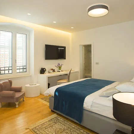 Luxury Paula スプリト