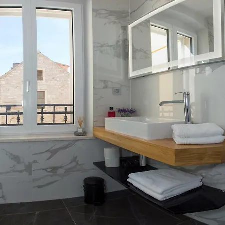 Luxury Paula スプリト